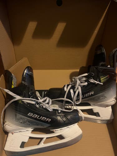 2024 Bauer Vapor Hyperlite 2 Hockey Skates Regular Width 6.5 (Used)