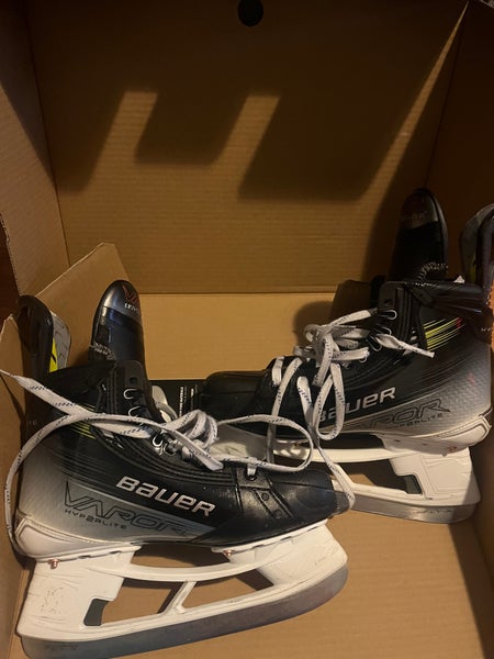 2024 Bauer Vapor Hyperlite 2 Hockey Skates Regular Width 6.5 (Used)