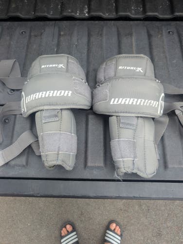 Warrior Junior knee guards/pads