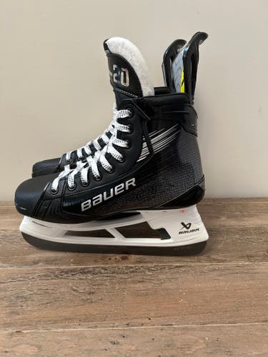 2024 Bauer Vapor Hyperlite 2 Hockey Skates Regular Width Pro Stock 8 (Used)