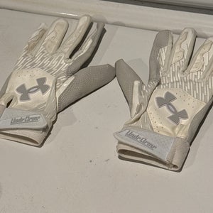 Youth Medium Under Armour Batting Gloves (Used)
