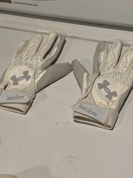 Youth Medium Under Armour Batting Gloves (Used)