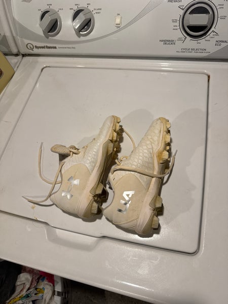White Kid's 2.5Y (Big Kids / Youth) Youth Under Armour Molded Cleats (Used)