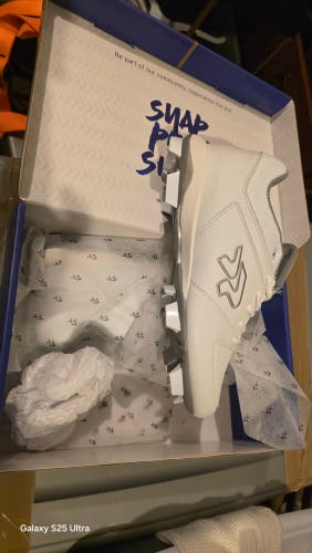 White Women's Size M 7.0 (W 8.0) Ringor Low Top Molded Cleats (New)