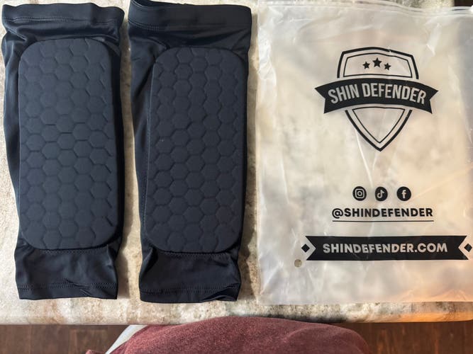 Shin Defender Shin Guardian One Piece Medium Soccer Shin Guards (New)