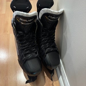 2022 Bauer Supreme M5 Pro Hockey Skates Wide Width 9.5 (Used)