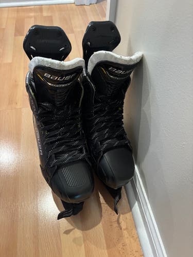 2022 Bauer Supreme M5 Pro Hockey Skates Wide Width 9.5 (Used)