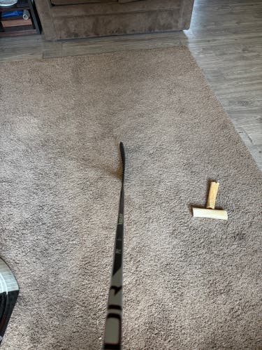 Senior Bauer Vapor Hyperlite Right Handed Hockey Stick P92 (Used)