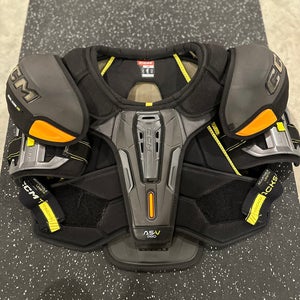 Men's Large Senior CCM Tacks ASV Shoulder Pads (Used)