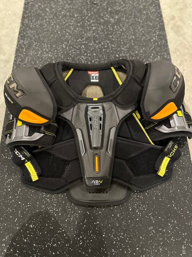 Men's Large Senior CCM Tacks ASV Shoulder Pads (Used)