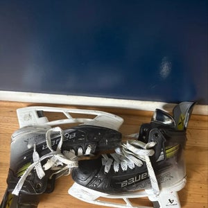 2023 Bauer Vapor Hyperlite 2 Hockey Skates Regular Width 9.5 (Used)