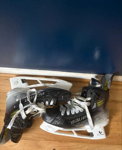 2023 Bauer Vapor Hyperlite 2 Hockey Skates Regular Width 9.5 (Used)