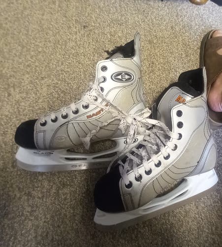 Easton Magnum Size 8 Senior Hockey Skates Regular Width 8 (Used)
