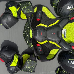 Medium Junior Bauer Vapor 3X Shoulder Pads with matching Elbow pads (Used)