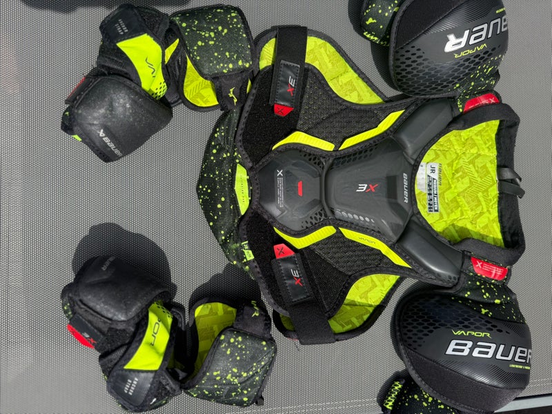 Medium Junior Bauer Vapor 3X Shoulder Pads with matching Elbow pads (Used)