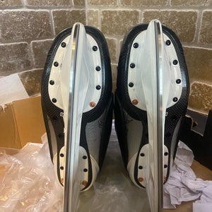 Bauer Vapor Hyperlite 2 Hockey Skates Regular Width 9 (New)