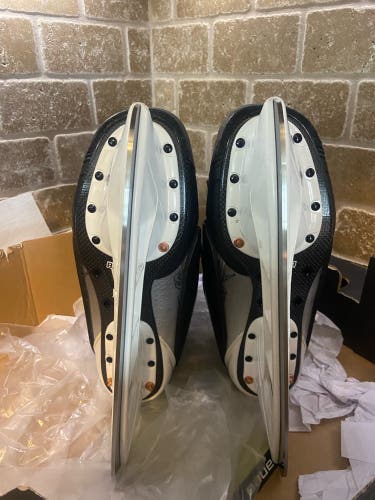 Bauer Vapor Hyperlite 2 Hockey Skates Regular Width 9 (New)