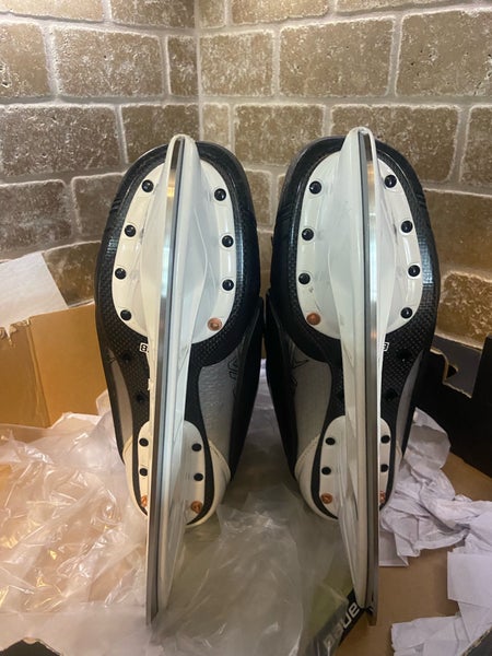 Bauer Vapor Hyperlite 2 Hockey Skates Regular Width 9 (New)