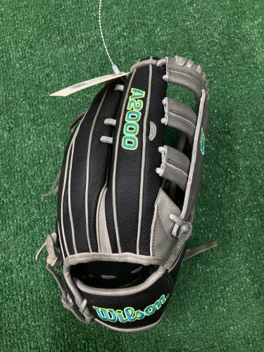 Adult Wilson A2000 RH Outfield Softball Glove 13" (Used)