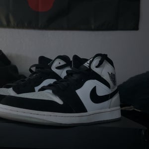 Black Men's Size M 10.5 (W 11.5) Adult Air Jordan Jordan 1 mid Shoes (Used)