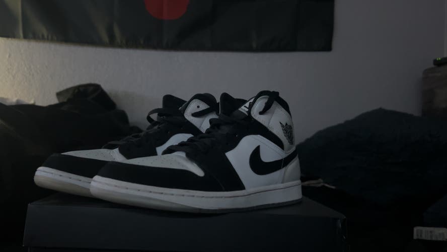 Black Men's Size M 10.5 (W 11.5) Adult Air Jordan Jordan 1 mid Shoes (Used)