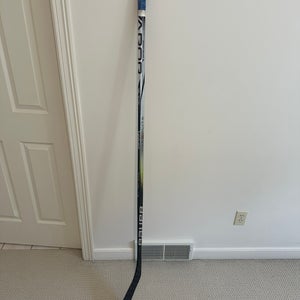 Senior Bauer Vapor Hyperlite 2 Right Handed Hockey Stick P28