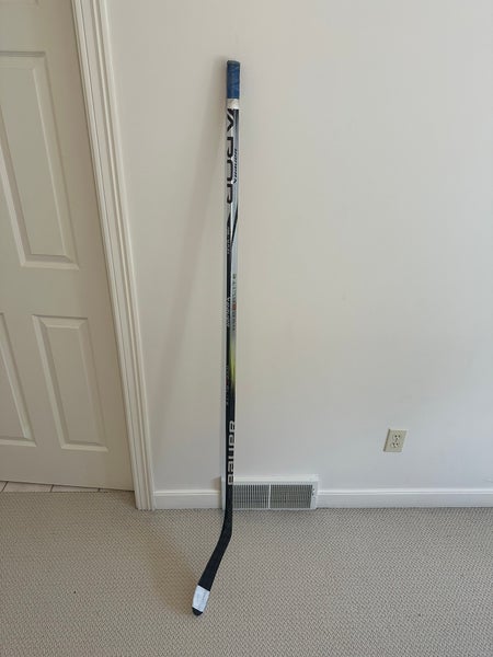 Senior Bauer Vapor Hyperlite 2 Right Handed Hockey Stick P28
