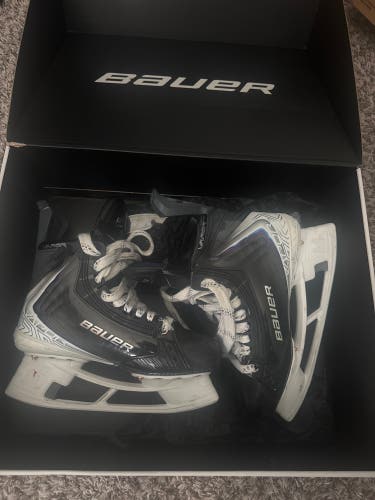 Like new 2025 Bauer Vapor Flylite Hockey Skates size 5.5 fit 1