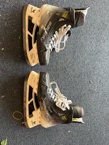 Bauer Vapor Hyperlite 2 Hockey Skates Regular Width 8 (Used)