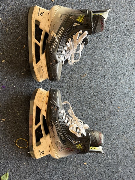 Bauer Vapor Hyperlite 2 Hockey Skates Regular Width 8 (Used)