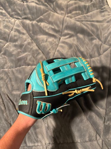 Wilson A2000 RH Outfield Baseball Glove 12.25" (Used)
