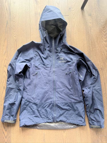 Arc'teryx Beta SL Hybrid All-Mountain Men’s Jacket - Size Medium - Black Sapphire