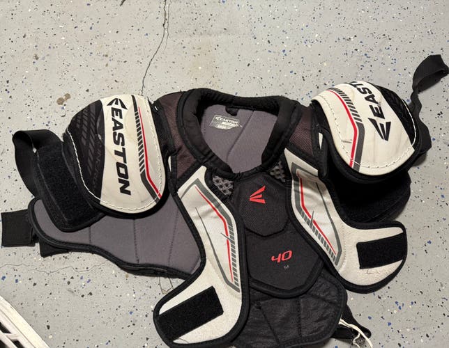 Medium Intermediate Easton Synergy 40 Shoulder Pads (Used)