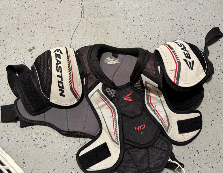 Medium Intermediate Easton Synergy 40 Shoulder Pads (Used)