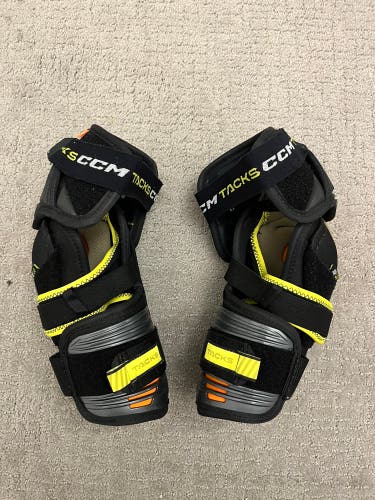 Senior Medium CCM Tacks AS-V Pro Elbow Pads (Used)