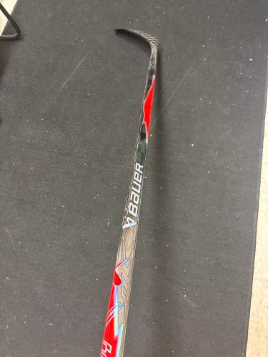 NEW Senior Bauer Vapor Red FlyLite RH Hockey Stick P28