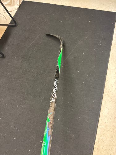 NEW Intermediate Bauer Vapor Green FlyLite RH Hockey Stick P28