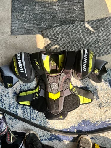 Men's Large Senior Warrior Alpha QX Pro Shoulder Pads (New)