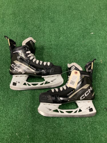 Intermediate CCM Tacks AS580 Hockey Skates Regular Width Size 5.5 (Used)