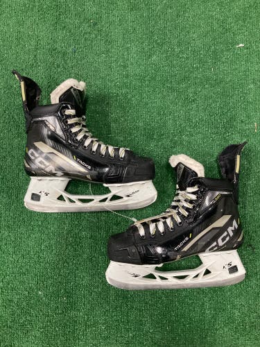 Intermediate CCM Tacks AS580 Hockey Skates Regular Width Size 5 (Used)