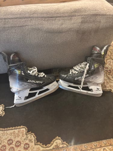 Bauer Vapor Hyperlite 2 Hockey Skates 6 (Used)