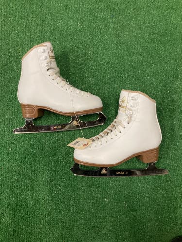 Jackson Ultima Mystique Figure Skates Junior 3 (Used)