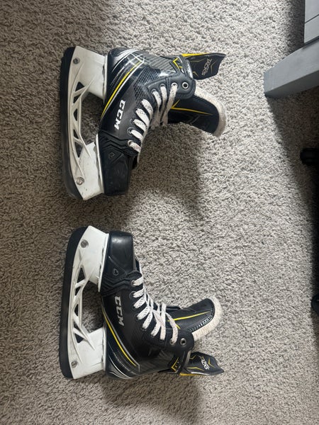 CCM Super Tacks AS1 Hockey Skates Wide Width Size 4.5 (Used)