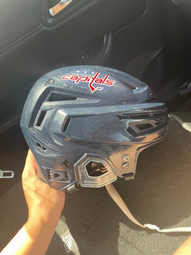 Washington Capitals pro stock Bauer Re-Akt 150 Helmet