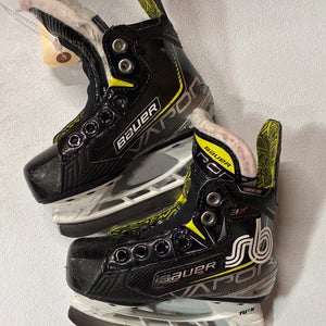 Youth Bauer Vapor 3X Hockey Skates Regular Width 9 (Used)
