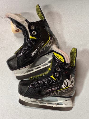 Youth Bauer Vapor 3X Hockey Skates Regular Width 9 (Used)