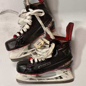 Senior Bauer Vapor X2.7 Hockey Skates Regular Width 5.5 (Used)