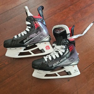 Bauer Vapor 5x pro Hockey Skates Size 2.5 (Used)