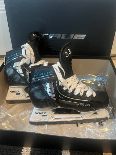 True Pro Custom Goalie Skates  SVH - Size 6 (New)
