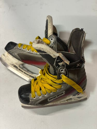 Junior Bauer Vapor X5.0 Hockey Skates Regular Width Size 3 (Used)